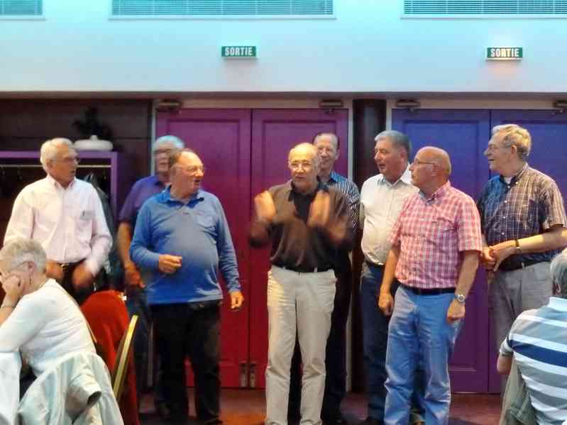 08_P1130083 (Clement).jpg - La « chorale des Sapeurs » (élevée à la dignité de « bardes de la PGK »)  assure l'animation !